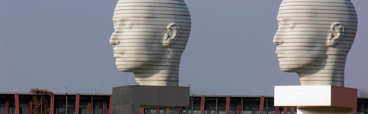 Berlin Adlershof Humboldt-Universität mit zwei Skulpturen - große Köpfe. Copyright: Aleloiv.
